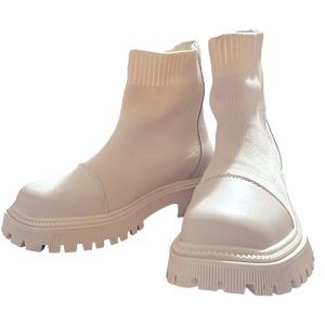 NWOT Back lace matte Lace Up LUG boots, stylish and classic. Never worn. Size 42